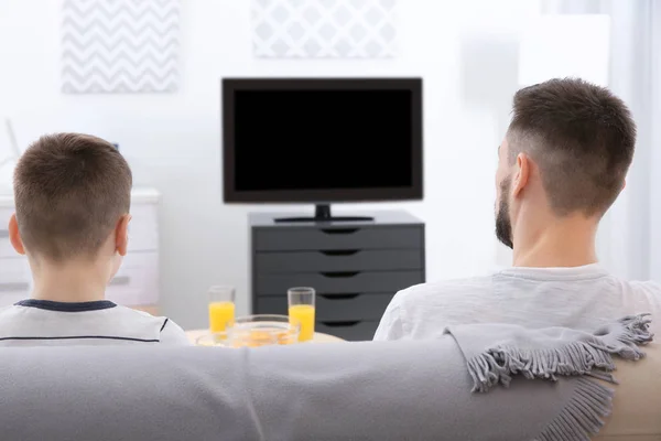 Padre e hijo viendo la televisión en casa —  Fotos de Stock