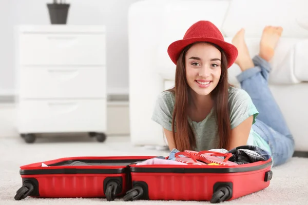 Young woman packing suitcase — Stock Photo, Image