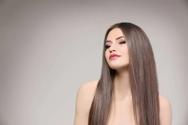Kvinna med vackert långt hår — Stockfoto