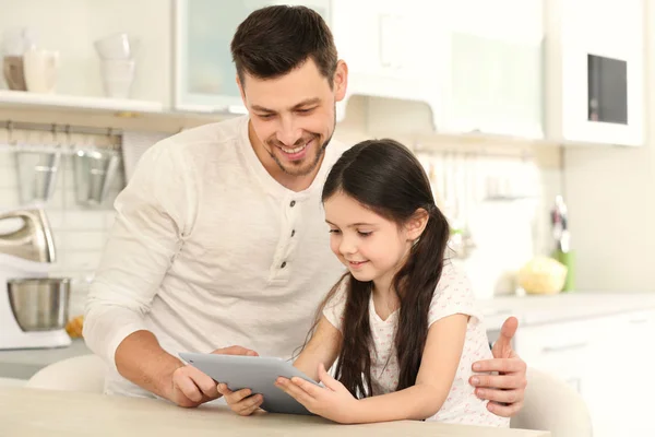 Giovane Padre Figlia Carina Con Tablet Tavolo Della Cucina — Foto Stock