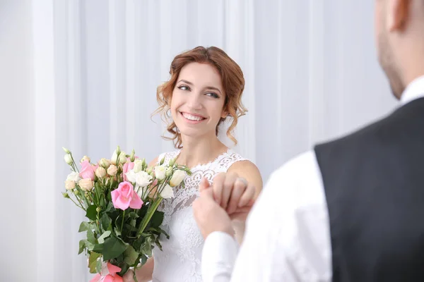 Schattig gelukkig bruidspaar — Stockfoto