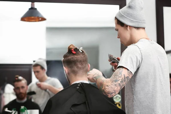 Barber att göra moderna manliga frisyr — Stockfoto