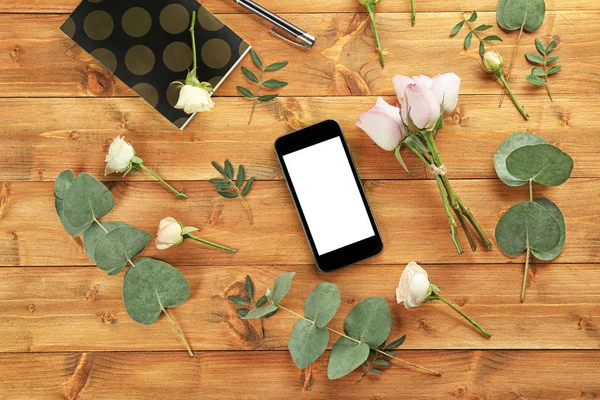 智能手机和鲜花 — 图库照片