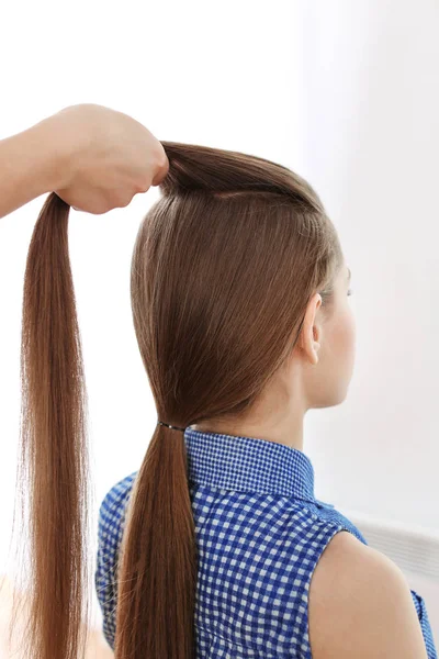 Frau mit schöner Flechtfrisur — Stockfoto