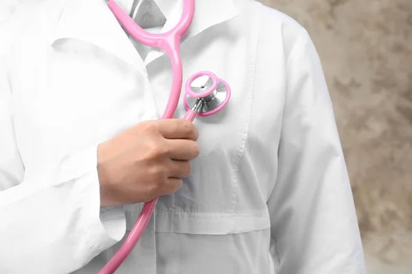 Médico segurando estetoscópio, close-up — Fotografia de Stock