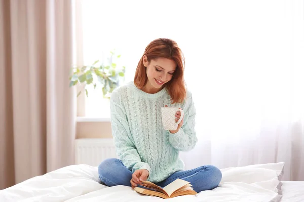 Jovem mulher leitura livro — Fotografia de Stock