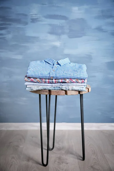 Куча одежды на деревянном стуле — стоковое фото