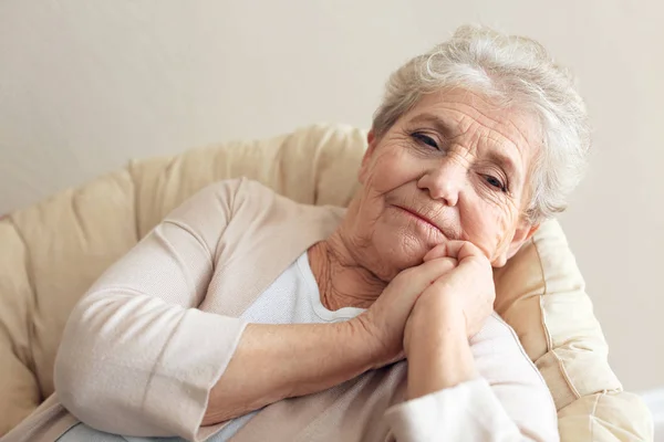 Депрессивная пожилая женщина — стоковое фото