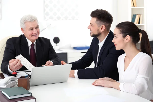 Couple at notary public office — Stock Photo, Image