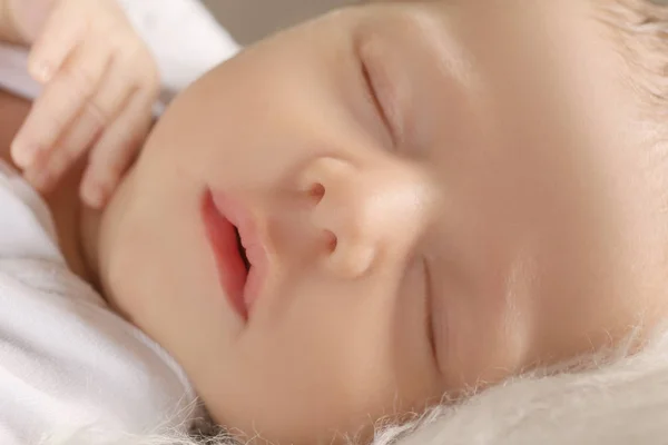 Симпатичный спящий ребенок — стоковое фото