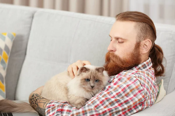 Giovane Uomo Barbuto Con Gatto Soffice Seduto Sul Divano — Foto Stock