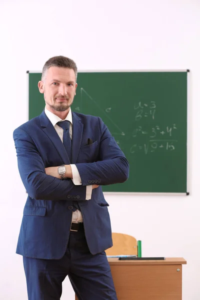 Guapo profesor seguro en el aula —  Fotos de Stock