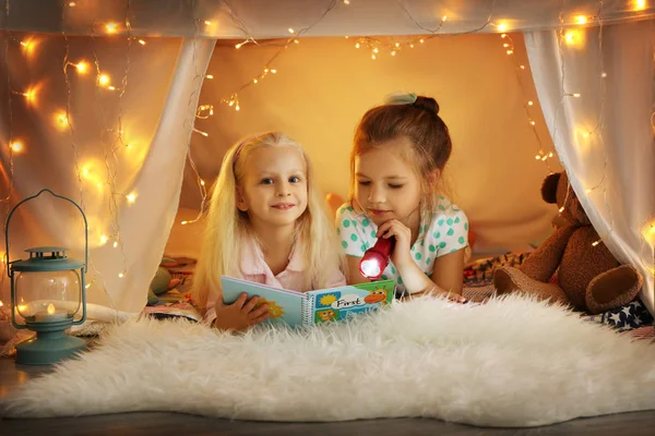 Niedliche Kleine Mädchen Lesen Buch Hütte Hause — Stockfoto