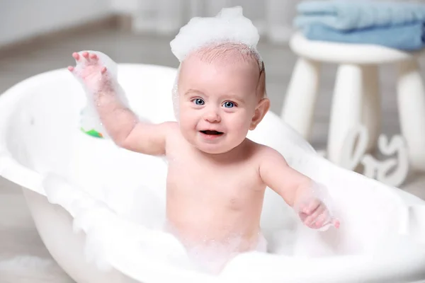 Lavado de bebés en la bañera —  Fotos de Stock