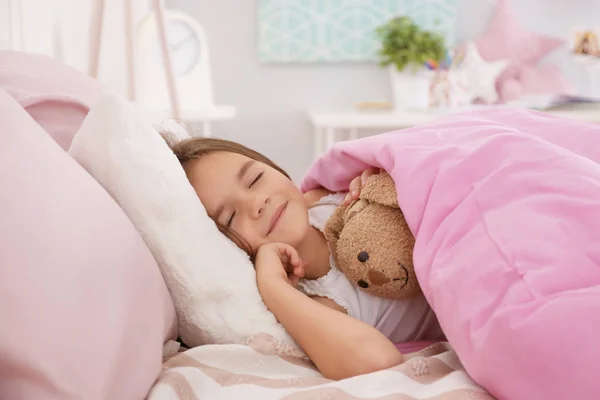 Aranyos Kislány Otthon Alszik Ágyban — Stock Fotó