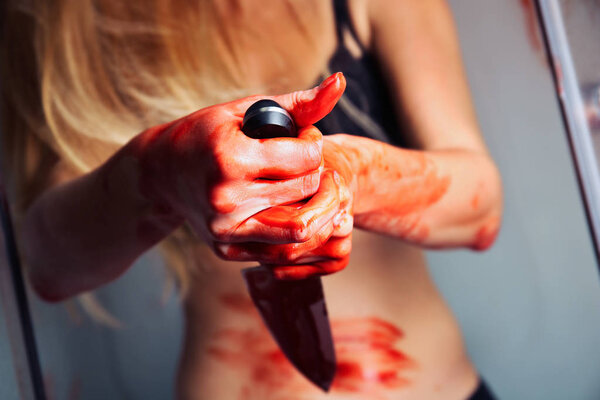 Кровавые руки с ножом
 