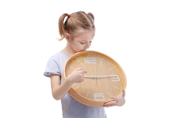 Carino bambina con grande orologio — Foto Stock