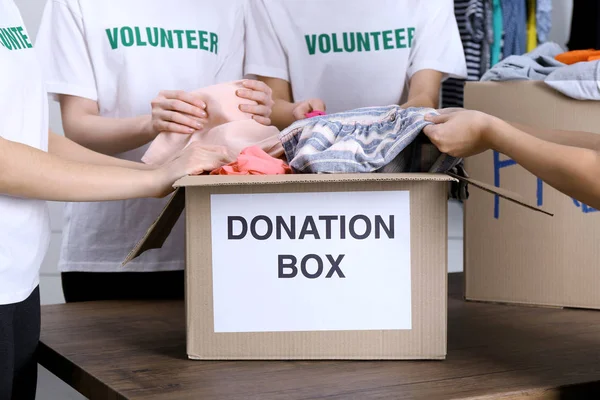 Voluntarios preparando caja de donación — Foto de Stock