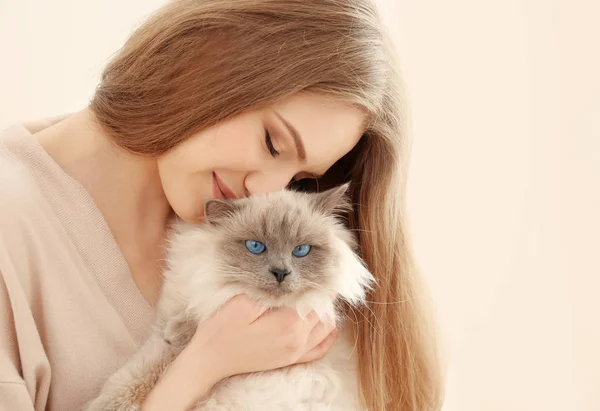 Junge Frau mit süßer Katze — Stockfoto