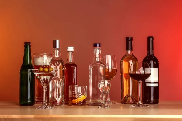 Farklı şişe şarap ve alkollü — Stok fotoğraf
