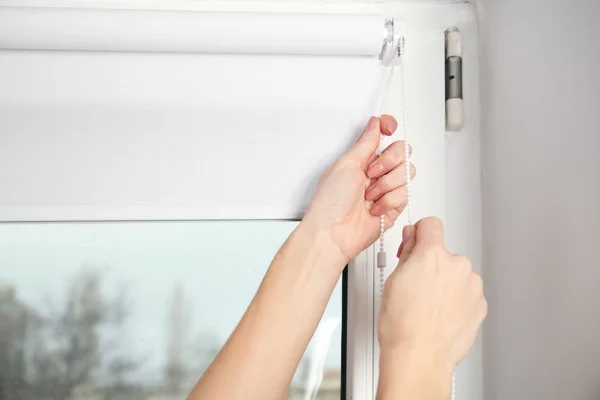 Hands installing window blinds — Stock Photo, Image