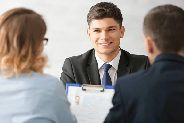 Personalkommission befragt jungen Mann — Stockfoto