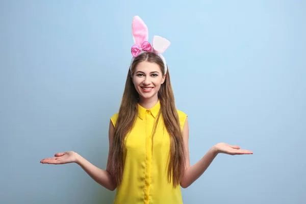 Mujer con orejas de conejo —  Fotos de Stock