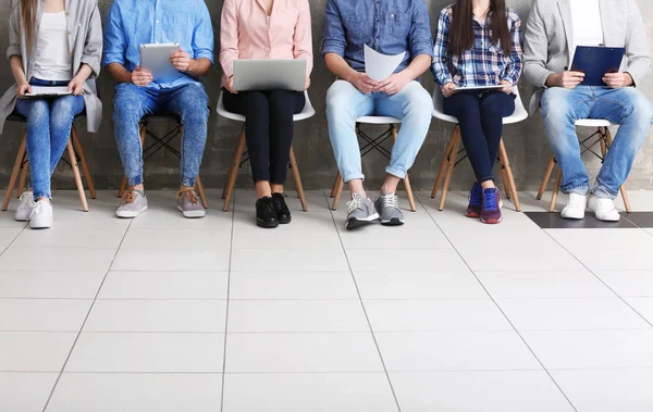 Personas que esperan una entrevista de trabajo en el salón de oficinas — Foto de Stock