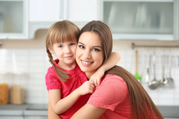 Jovem Mãe Abraçando Menina Cozinha — Fotografia de Stock