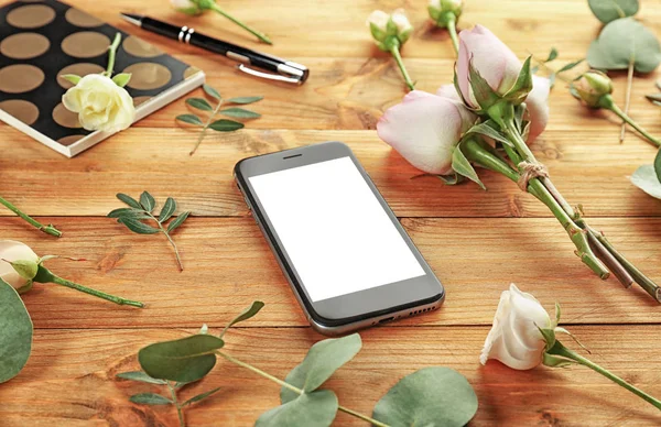 Smartphone e fiori freschi — Foto Stock