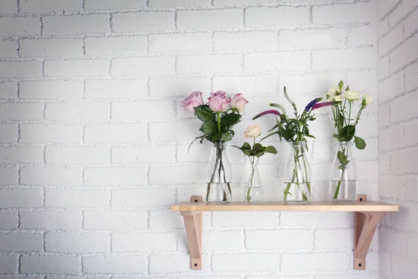 Vackra blommor i glasvaser — Stockfoto