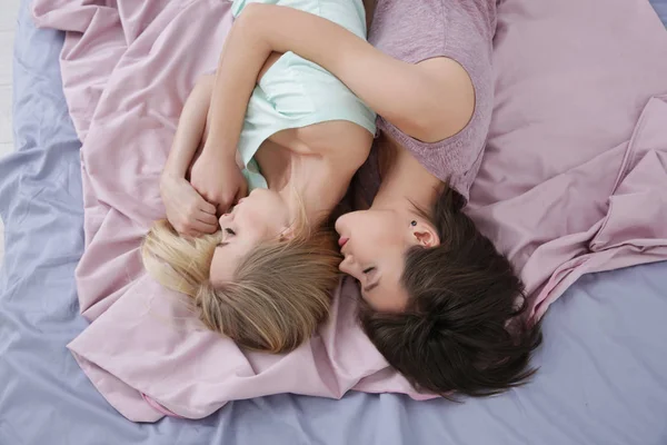 Jovem casal lésbico — Fotografia de Stock