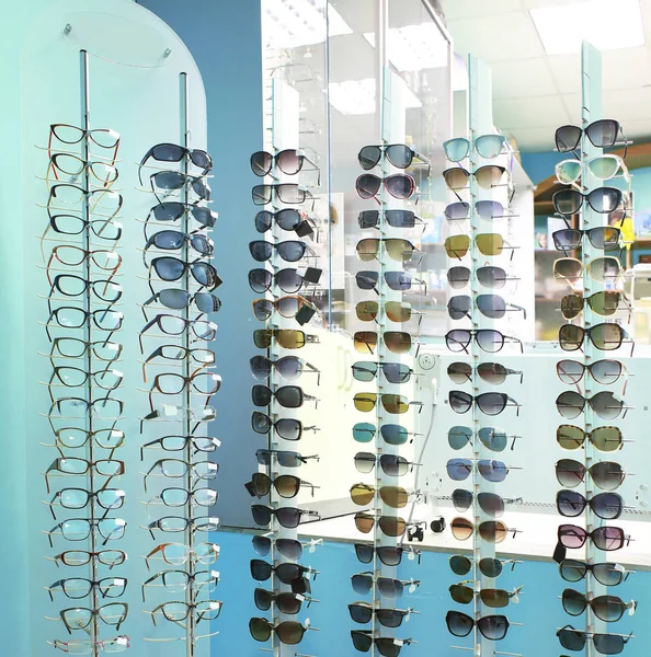 Vetrina con diversi occhiali da sole — Foto Stock