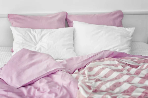 Bett mit weichen Kissen — Stockfoto