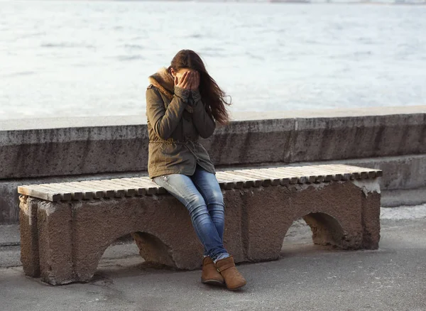 Mujer joven deprimida — Foto de Stock