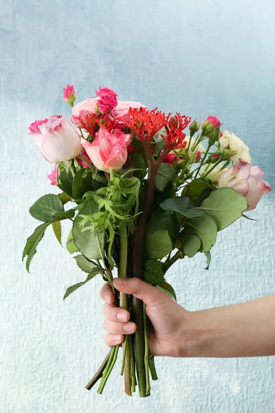 Mujer mano celebración ramo de flores — Foto de Stock