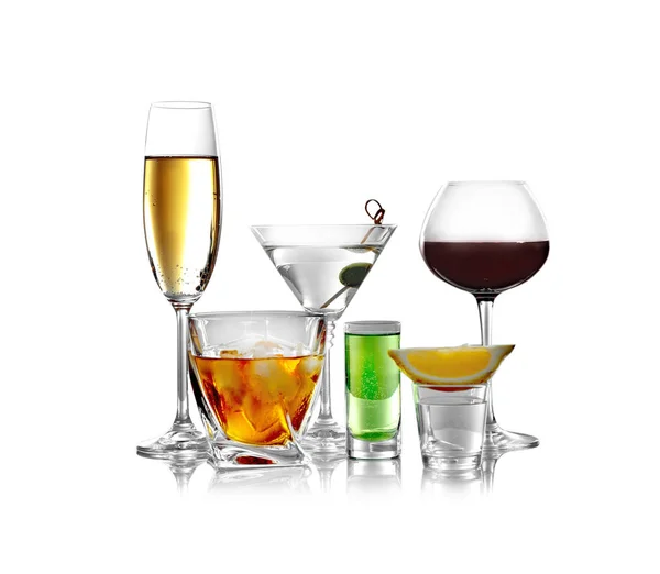 Gözlük şarap ve alkollü içkiler — Stok fotoğraf
