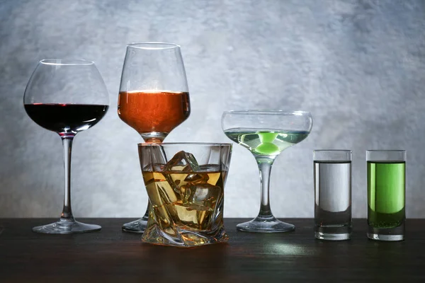 Verschiedene Gläser Wein und Spirituosen — Stockfoto