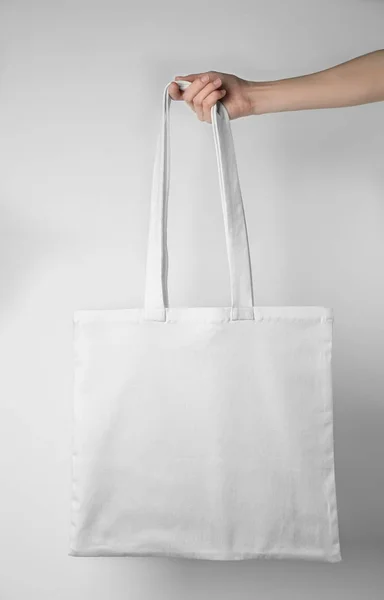 Hand holding shopping bag — Stock Photo, Image