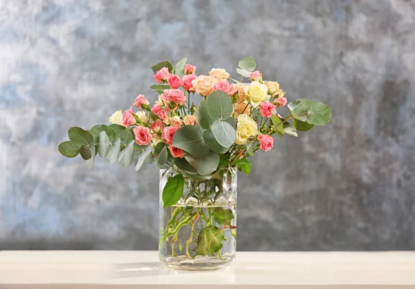 Hermosas rosas en jarrón — Foto de Stock