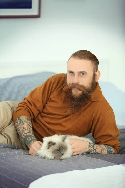 Homem Barbudo Jovem Com Gato Fofo Deitado Cama — Fotografia de Stock