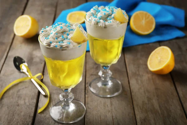 Leckere Gelee-Desserts mit Zitrone — Stockfoto