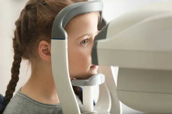 Измерение внутриглазного давления маленькой девочки в клинике, крупный план — стоковое фото