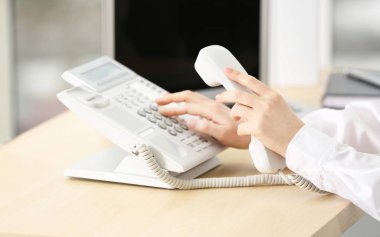 Kadın arama numarasına telefon üzerinde