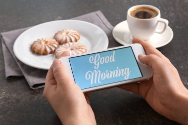 Cep telefonu tutan eller 