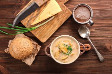 Lezzetli bira peynir çorbası