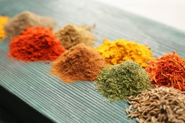 Kurulu farklı baharat karışımı ile