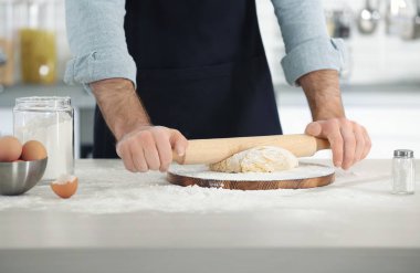 Adam makarna hazırlama 