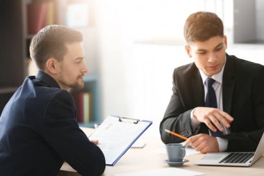 Ofiste genç adam görüşme insan kaynakları yöneticisi