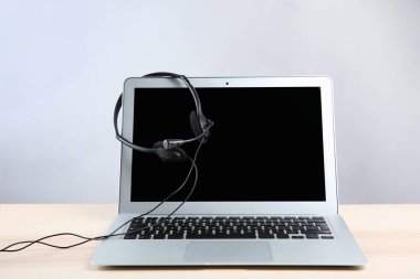 Kulaklık ile açık dizüstü